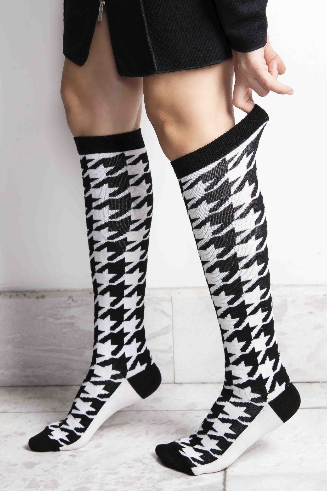 FUNNYSOXX Siyah Beyaz Desenli Kadın Dizaltı Çorap 3’lü Özel Kutu Set – Pamuklu & Elastik - funnysoxx