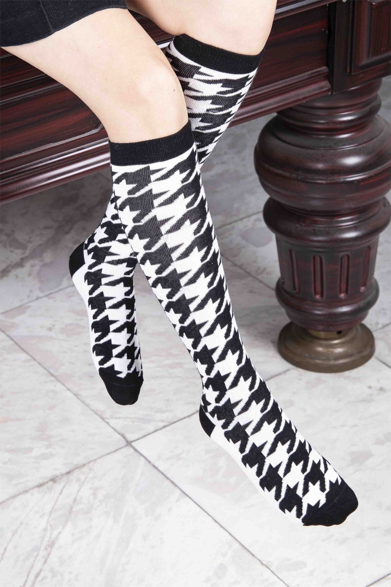 FUNNYSOXX Siyah Beyaz Desenli Kadın Dizaltı Çorap 3’lü Özel Kutu Set – Pamuklu & Elastik - funnysoxx